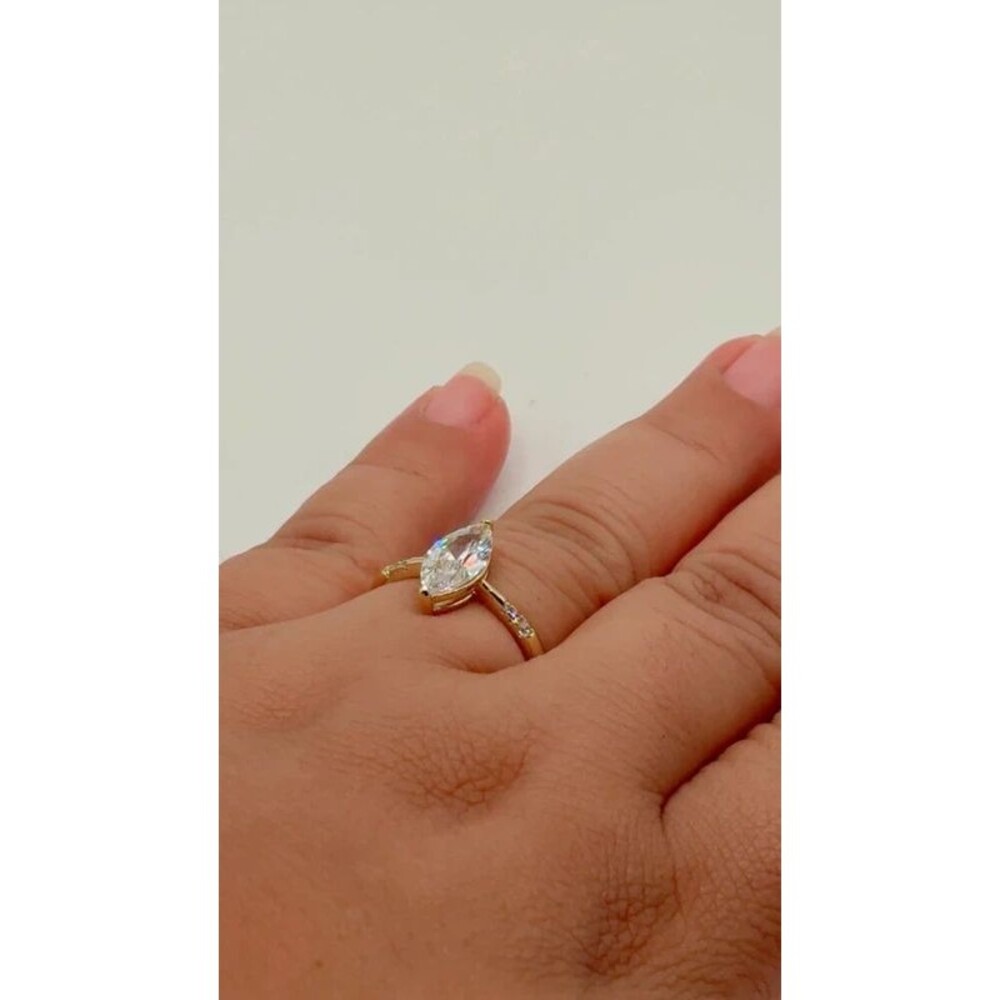 Anillo con piedra ovalada